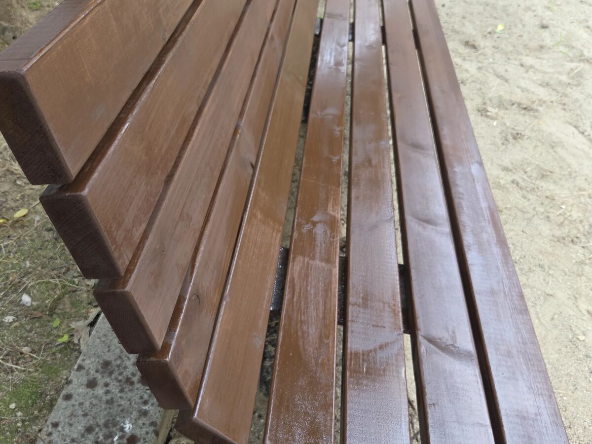 야외벤치 시공비용 상담 후 완료된 오일스테인 광택 벤치
