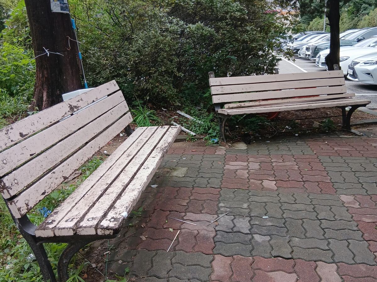 나무벤치 시공비용 상담 전 도장이 벗겨진 노후 벤치