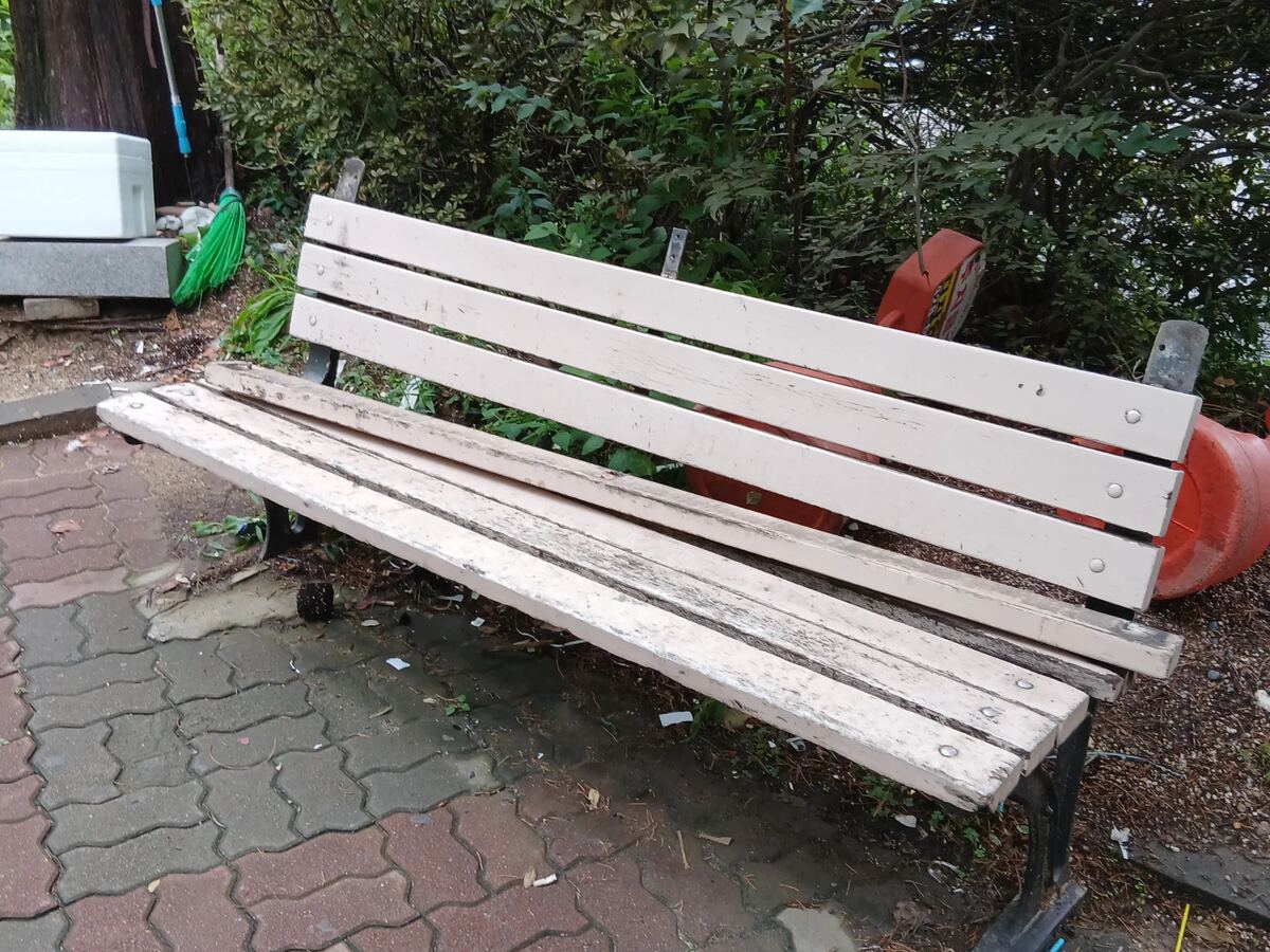 목재벤치 시공업체 상담 전 흰색 도장이 벗겨진 벤치